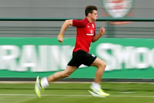 NHM trên thế giới hẳn chưa quên được những pha bứt tốc siêu nhanh của Gareth Bale (Real Madrid) mỗi khi cầu thủ này thi đấu. Bale cũng là cầu thủ vừa chạy vừa dẫn bóng nhanh nhất thế giới. Vận tốc mà cầu thủ Real Madrid này dẫn bóng có lúc đạt đến 39,6 km/h.
