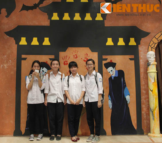 Sau khi tham gia chơi nhà ma, bạn Phương Nguyên - học sinh một trường THPT tại Hà Nội cho biết: "Một cảm giác rất sợ hãi, em đã phải hét toáng lên khi nhìn thấy những cảnh máu me ghê rợn và âm thanh vô cùng đáng sợ. Nhưng nó cũng tạo cho em cảm giác rất thú vị".