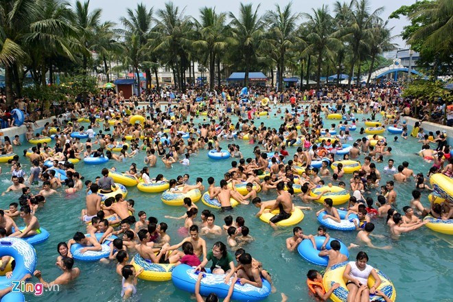 Dịp hè, nhất là vào những ngày lễ hay cuối tuần, Công viên nước Tây Hồ đón hàng vạn du khách gần xa tới tham quan và bơi lội. Điển hình là cảnh tượng "vỡ trận" ở công viên này ngày 19/4 vừa qua, khiến nhiều người bàng hoàng. Để hiện tượng như chen lấn xô đẩy không tái diễn, thì một lời khuyên cho các bạn là nên tránh những giờ cao điểm, chọn thời điểm sáng sớm hoặc khoảng sau 17h hàng ngày để có thể thoải mái vui chơi. Ảnh: Zing.
