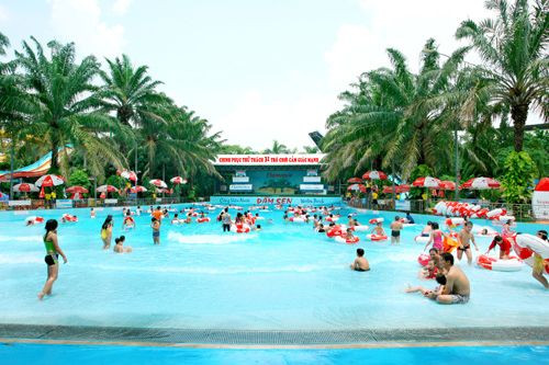 Với các bạn trẻ ở TP HCM, chắc chắn từng một lần tới Công viên nước Đầm Sen. Công viên này nằm ở phường 3 quận 11 TP HCM. Trong nhiều năm qua, Công viên nước Đầm Sen là nơi giải nhiệt của nhiều tầng lớp nhân dân TP HCM. Cứ sau mỗi giờ làm, người dân thành phố lại tới đây để ngâm mình trong làn nước trong xanh.