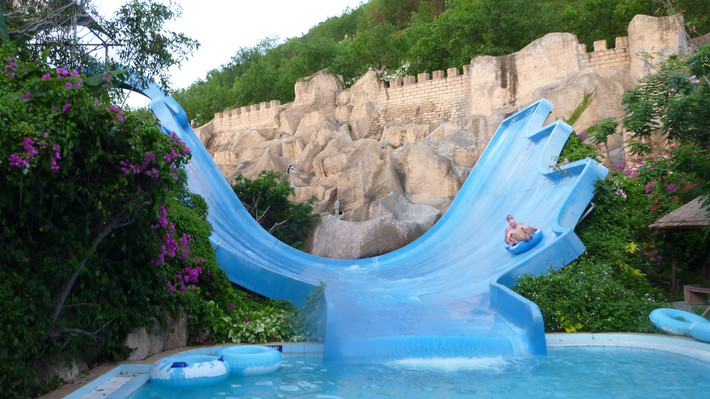 Công viên nước Vinpearl land Nha Trang nằm trên đảo Vinpearl thuộc thành phố Nha Trang. Cáp treo vượt biển dài nhất thế giới sẽ đưa du khách tới công viên nước này. Tại đây, các du khách có thể thử sức mình với những trò chơi mạo hiểm dưới nước như trượt máng xoắn, trượt thảm nước hay trò được nhiều du khách chọn nhất đó là trượt máng boomerang. Ảnh: Website khu vui chơi.