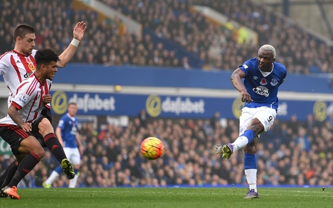 Đối tác của Romelu Lukaku của CLB Everton là Arouna Kone cũng lọt vào danh sách những tiền đạo có hiệu suất tốt nhất nửa đầu Premier League 2015/2016. Chân sút người Bờ Biển Ngà này đã có 5 pha lập công cho Everton từ đầu mùa tương đương với 38,5% chính xác sau những cú ra chân của mình.