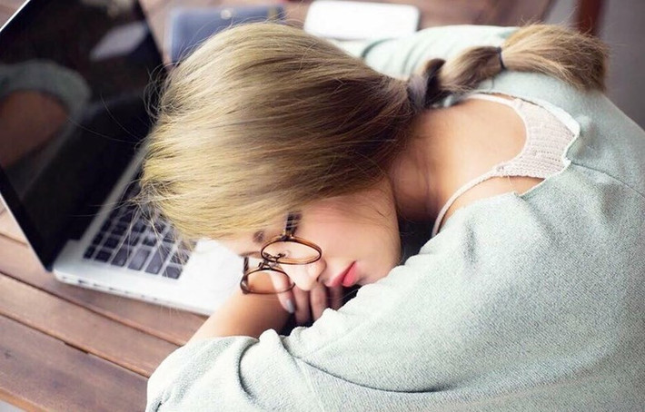 Được Emmy Nguyễn - bạn gái tin đồn của Mạc Hồng Quân từng được cư dân mạng Việt biết đến sau bức ảnh "Tây Thi ngủ gật", được nhiều fanpage nổi tiếng chia sẻ.
