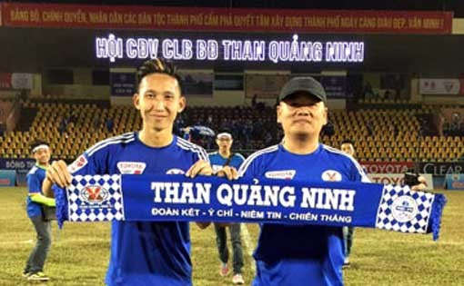 Với những khán giả hâm mộ CLB Than Quảng Ninh nhưng không có điều kiện đến sân, ông Trung đã bỏ tiền lắp các máy quay để ghi hình trận đấu trên sân Cẩm Phả và phát lại. Đặc biệt, ông đã mua một chiếc máy quay flycam để quay không khí sôi động trên sân Cẩm Phả từ trên cao. Ảnh: FBNV.