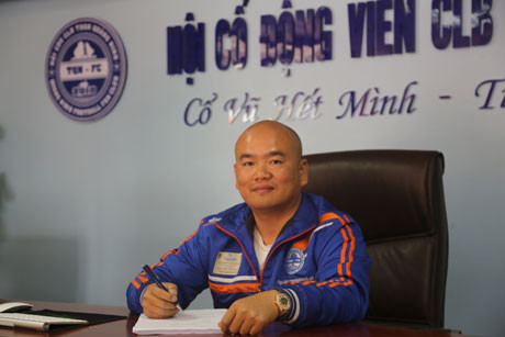 Để có chỗ họp và tập trung các CĐV nòng cốt, ông Trung đã cho xây dựng một căn phòng lộng lẫy, hoành tránh làm văn phòng và đó là đại bản doanh của hội CĐV CLB Than Quảng Ninh. Ảnh: Bongdaplus.