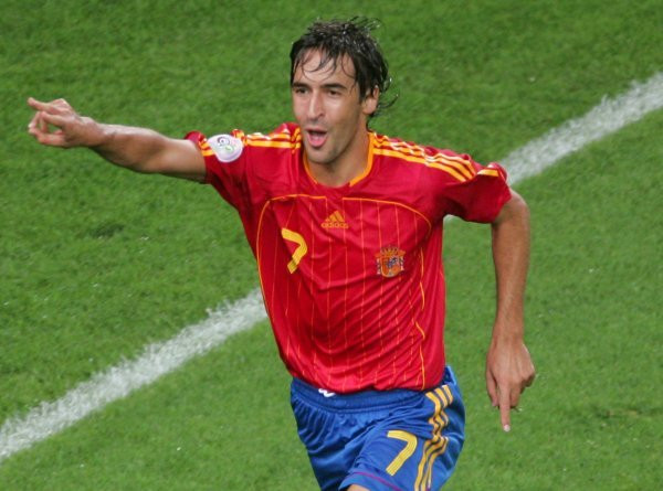 Xếp sau David Villa trong khâu ghi bàn cho ĐT Tây Ban Nha đó là "chúa nhẫn" Raul Gonzalez. Cựu cầu thủ của Real Madrid đã có 44 lần lập công cho đội bóng đến từ xứ sở Bò Tót trong 102 trận đấu.