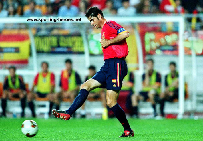 Fernando Hierro là cựu danh thủ của Real Madrid và anh cũng là chân sút tốt thứ tư trong lịch sử của ĐT Tây Ban Nha với 29 bàn thắng.