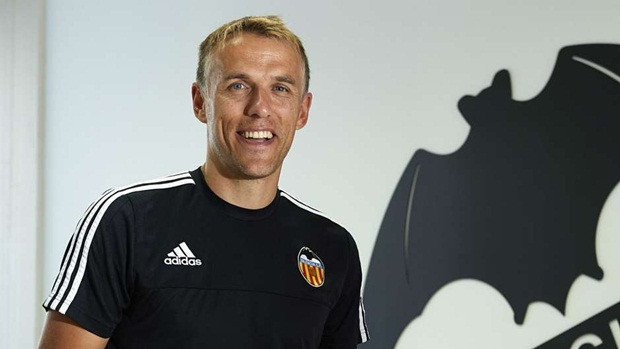 Ngôi sao bóng đá Anh mới nhất theo nghiệp HLV đó là Phil Neville, sau khi giải nghệ cựu ngôi sao của Man United đã theo học khóa đào tạo HLV và hiện tại cầu thủ này cùng với anh trai mình là Gary Neville là một phần trong BHL của CLB Valencia tại Tây Ban Nha.