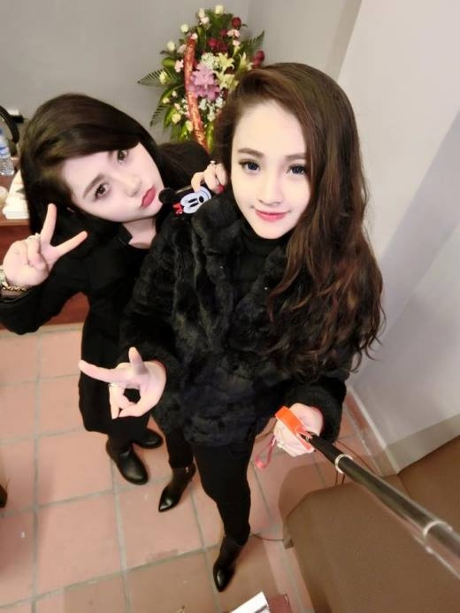 Chị Hương Bella có hai người con gái và cả hai đã đều đã lập gia đình và chị đã lên chức bà ngoại của cậu cháu trai 3 tháng tuổi. Nhờ vẻ trẻ trung của mình mà khi chụp bức ảnh chung với hai cô con gái, rất nhiều người không phân biệt được đâu là chị Hương và hai cô con gái của mình.