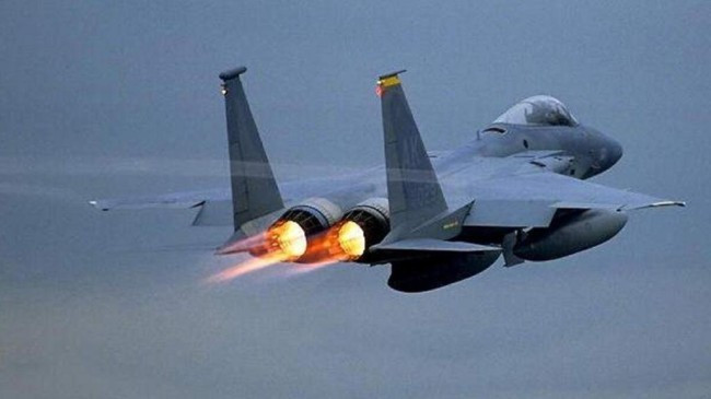 Tiêm kích F-15 Eagle sử dụng cả 2 động cơ tua bin phản lực cánh quạt Pratt và Whitney F-100 khi đốt nhiên liệu phụ.