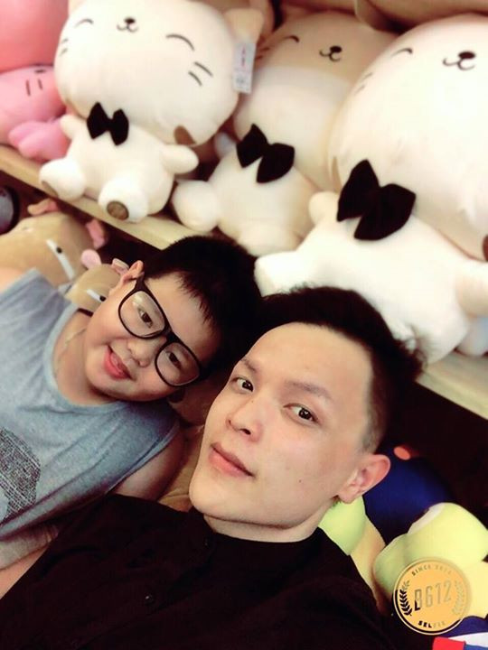Bước qua khỏi mặc cảm về hình thể, Dũng tìm đến phòng tập gym và sau 11 tháng đổ mồ hôi trong phòng tập cùng với chế độ ăn uống hợp lý cậu bạn này đã giảm được 50 kg và có một cơ thể 6 múi khiến nhiều bạn nữ phải mê mệt.
