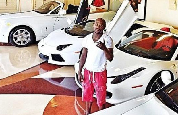 Ngoài sở thích khoe chiến tích để "hù dọa" đối thủ, "độc cô cầu bại" Mayweather còn thích khoe khoang của cải của mình. Số tiền kiếm được rất nhiều tiền từ boxing được Mayweather "nướng" vào những siêu xe đắt tiền. Hầu như những siêu phẩm xe hơi nào mới ra lò, Mayweather đều sở hữu.