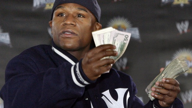 Tính khoe mẽ của Floyd Mayweather chưa dừng lại khi tay đấm người Mỹ này có sở thích khá kì dị là thích khoe tiền. Anh đã từng rút ra một cọc tiền và tung lên trời để cho nhiều người lao vào nhặt.