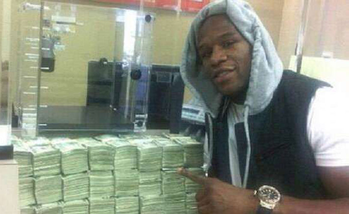 Việc chụp ảnh khoe tiền là điều thường thấy của Mayweather.