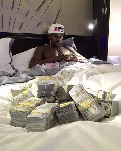 Sau trận đấu thế kỷ với Manny Pacquiao, Mayweather đã giành chiến thắng với số tiền lên tới hơn 220 triệu USD.