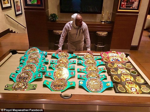 Mới đây, tờ Daily Mail đã cho đăng tải bức hình tay đấm Floyd Mayweather khoe khoang chiến tích của mình sau 19 năm tham gia làng boxing thế giới.