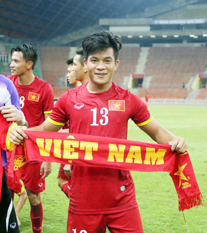 Mặc dù vị trí sở trường là tiền vệ đánh chặn ở ĐTLA nhưng khi lên tuyển, Tấn Tài được HLV Miura xếp ở vị trí hậu vệ phải. Anh vẫn hoàn thành tốt nhiệm vụ.