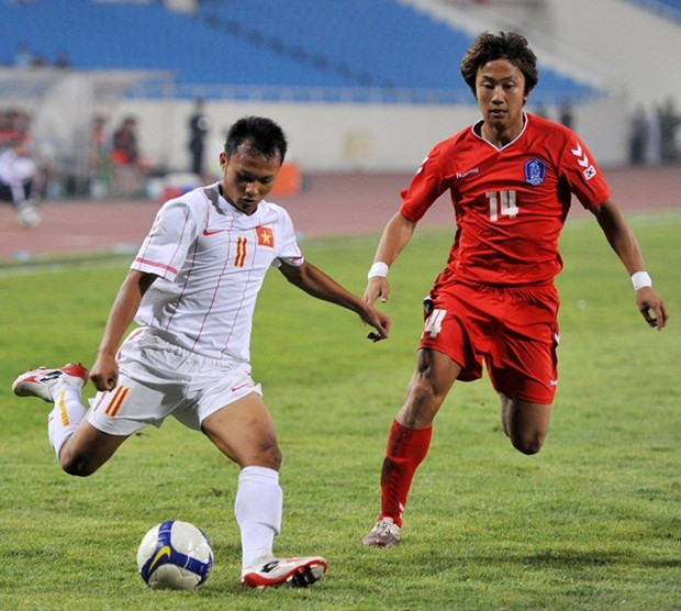 Bước ra từ giải U17 năm 2005, Trọng Hoàng được đôn lên đá đội 1 SLNA. Năm 2009, anh giành giải cầu thủ trẻ xuất sắc nhất và quả bóng bạc năm 2011. Chuyển sang B.Bình Dương, anh tiếp tục thể hiện đẳng cấp của mình và hiện Hoàng “bò” là trụ cột tại B.Bình Dương cũng như ĐTVN.