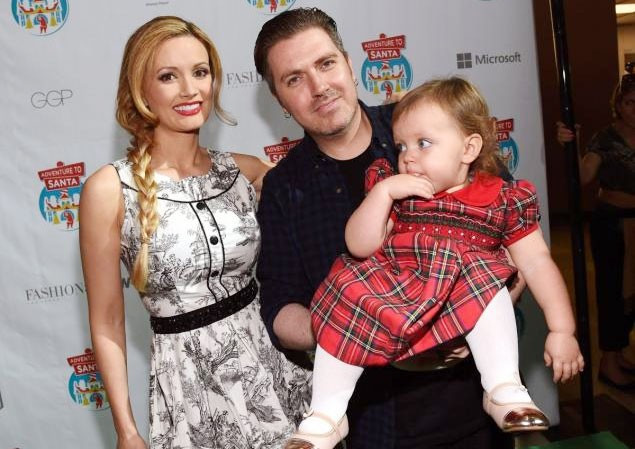 Holly Madison rời dinh thự vào năm 2008. Sau đó, cô kết hôn và sinh con. Cựu người mẫu Playboy tiết lộ, trong buổi gặp gỡ đầu tiên, ông trùm Playboy Hugh Hefner đề nghị cô dùng một loại ma túy cực mạnh để kích thích. Cô khẳng định nội dung trong tự truyện là sự thật và "lòng trung thành của tôi không dành cho Hef. Suốt 4 năm nay, tôi và ông ấy không nói chuyện với nhau". Trong khi đó, ông trùm phản pháo rằng Holly lợi dụng tên tuổi của ông để níu kéo vinh quang.