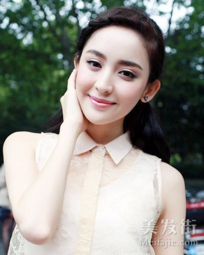 Cổ Lực Na Trát: Người đẹp đến từ khu tự trị Tân Cương sở hữu ngũ quan ấn tượng và vẻ đẹp tươi mới, cô thi đỗ vào Học viện Điện ảnh Bắc Kinh khóa năm 2011 và được cư dân mạng bình chọn là "Thí sinh xinh đẹp nhất của HVĐA Bắc Kinh" năm đó. Trong thời gian còn là sinh viên, hoa khôi HVĐA Bắc Kinh được mời tham gia bộ phim Hiên viên kiếm và nổi tiếng từ đây.