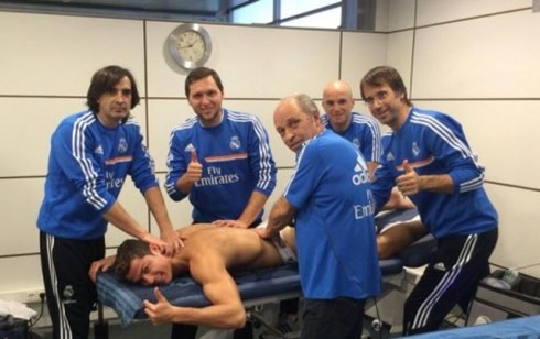 Sau khi giành quả bóng vàng năm 2014, CR7 đã yêu cầu người đại diện của mình đi mua những chiếc xế hộp để làm quà tặng cho bác sĩ trị liệu tại Real Madrid.
