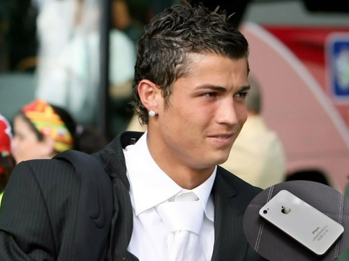 Năm 2012, Cris Ronaldo đã vung tiền mua hẳn 11 chiếc Iphone để trao tận tay ban huấn luyện của Real Madrid để cám ơn mọi người đã giúp đỡ anh.