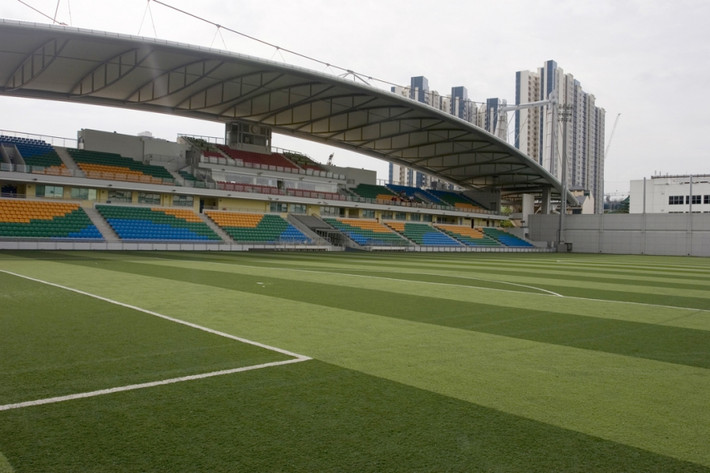Sân Jalan Besar có sức chứa 8000 khán giả. So với các sân vận động khác trong khu vực Đông Nam Á thì sân Jalan Besar có sức chứa quá ít ỏi.