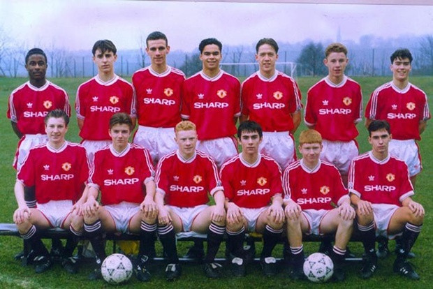 M.U có một trong những học viện trẻ thành công nhất châu Âu. HLV Alex Ferguson cũng là người luôn sẵn lòng cho các cầu thủ trẻ cơ hội ở đội hình xuất phát. Những tên tuổi lớn trưởng thành từ học viện của M.U bao gồm Ryan Giggs, David Beckham, Gary Neville và Paul Scholes. Trước đó, Duncan Edwards và Sir Bobby Charlton cũng đi vào huyền thoại từ sân Old Trafford.