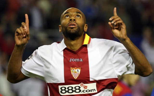 Frederic Kanoute không thể hiện được nhiều tại Premier League trong màu áo của West Ham và sau đó là Tottenham. Nhưng cầu thủ này hoàn toàn lột xác khi tới thi đấu tại Sevilla (La Liga). Tại Sevilla, Kanoute đã giành chức vô địch Europa League và Copa Del Rey và hành trình của anh có được là 138 bàn thắng sau 7 mùa thi đấu tại đây.