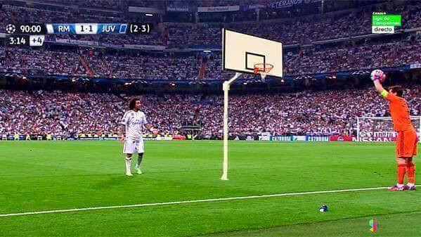 Tình huống ném biên của Casillas làm người xem liên tưởng tới việc anh đang thi đấu bóng rổ.