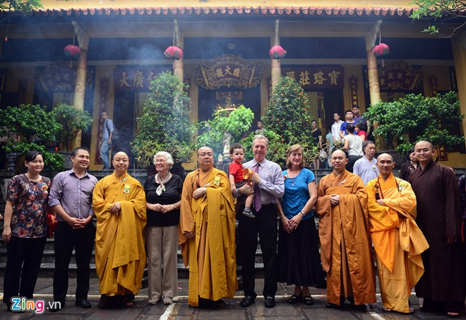 Buổi lễ kết thúc khi cơn mưa nặng hạt chiều tháng 7 âm lịch vừa dứt.