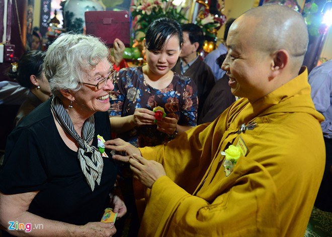 Bông hồng trắng cho những người con đã không còn đấng sinh thành.
