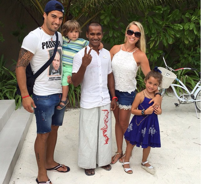 Một ngôi sao nữa của Barcelona là Luis Suarez cũng bị cấm thi đấu tại Copa America 2015 do chưa hết án treo giò khi cắn Chiellini tại World Cup 2014. Tận dụng thời gian này, Luis Suarez đã tranh thủ đưa vợ con đi nghỉ tại Hawaii.