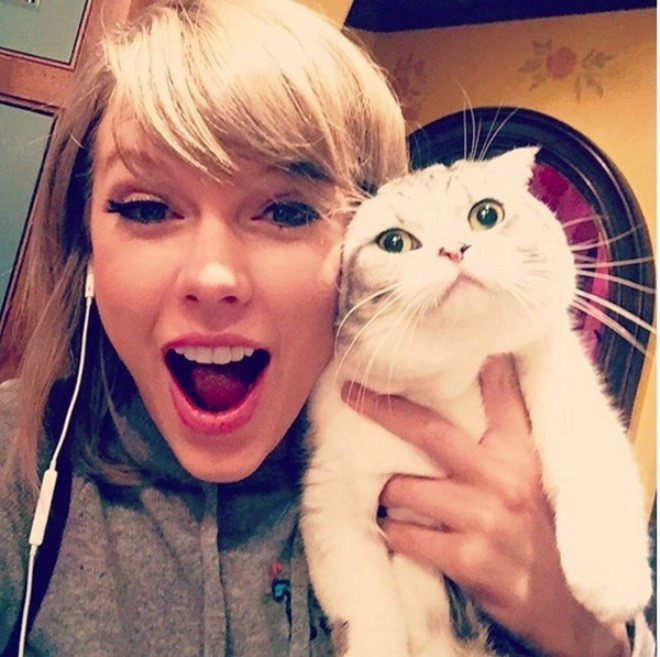 Taylor Swift không chỉ nổi tiếng trên các sàn diễn mà ngay trên trang cá nhân của mình, cô ca sĩ được mệnh danh là "công chúa dòng nhạc đồng quê" cũng nổi tiếng không kém. Tấm hình khoe khoảnh khắc đời thường của cô đã "kiếm được" 2,4 triệu lượt thích và cũng nằm trong danh sách những tấm hình tự sướng hot nhất năm 2015.