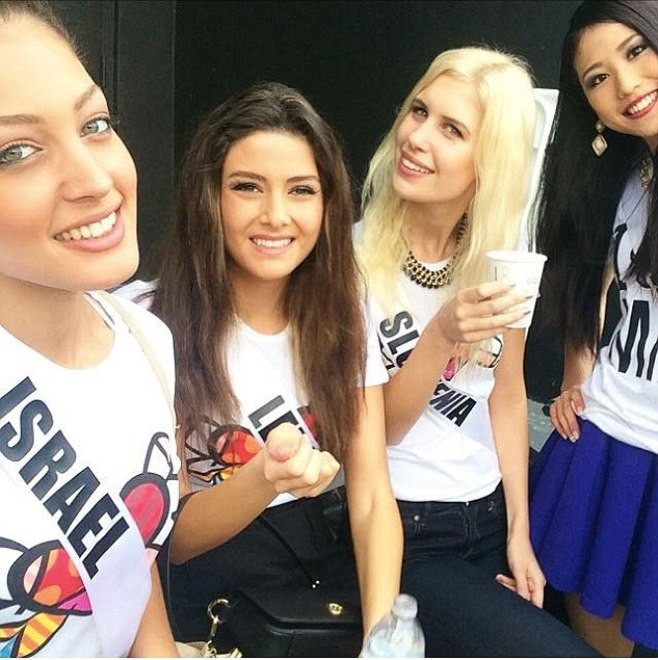 Trong hình là những cô gái đại diện cho Israel, Lebanon, Slovenia và Nhật Bản tại cuộc thi Miss Universe (Hoa hậu hoàn vũ). Do Lebanon và Israel có xung đột nên việc người đẹp Israel phải chịu một làn sóng chỉ trích dữ dội khi quay về nước.