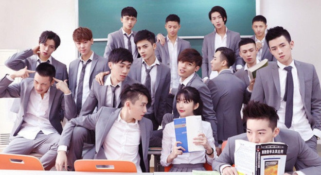 26 anh chàng đẹp trai vây quanh 1 cô gái xinh tươi.