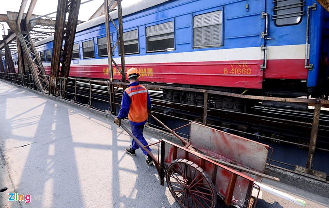 Tàu hỏa qua cầu bị giới hạn tốc độ ở mức 25 km/h, do các nhịp được cải tạo sau năm 1972 đã võng xuống.