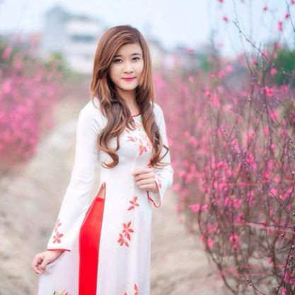 Anna Đặng nhẹ nhàng và duyên dáng trong chiếc áo dài, khác hẳn với những bức ảnh thường ngày nghịch ngợm của cô gái sinh năm 1997. Ảnh: FBNV.