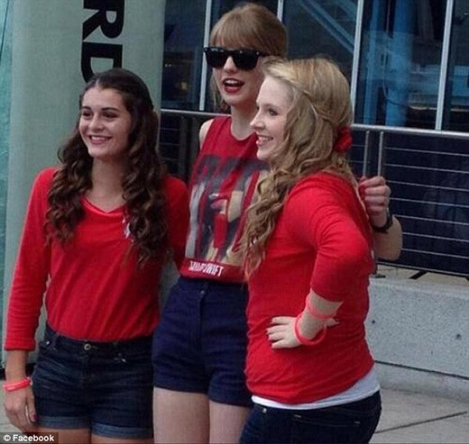 Rất nhiều fan của Taylor Swift đã bu lấy Morgan Jensen để xin chụp ảnh.