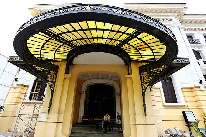 Nhà hát lớn Hà Nội được người Pháp xây dựng năm 1911, theo mẫu Nhà hát Opéra Garnier ở Paris nhưng mang tầm vóc nhỏ hơn và sử dụng các vật liệu phù hợp với điều kiện khí hậu địa phương. Tác phẩm của hai kiến trúc sư Harlay và Broyer mang nhiều màu sắc, đường nét kiến trúc của các nhà hát ở miền Nam nước Pháp.