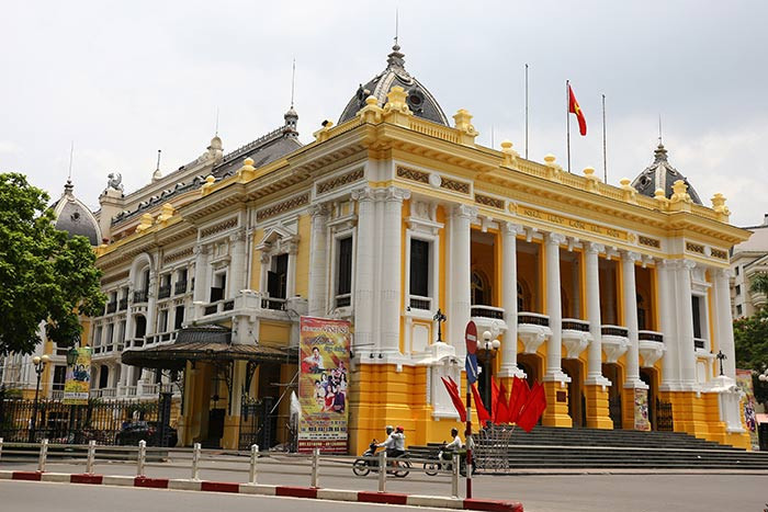 Dự kiến, cuối tháng 8, việc sơn sửa, chỉnh trang Nhà hát lớn sẽ hoàn thành.
