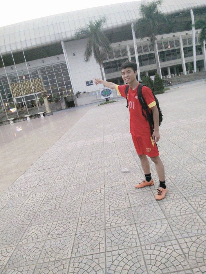 Bức ảnh chụp chung với "bản sao" sau khi được tiền đạo Công Phượng chia sẻ lên trang Facebook cá nhân, đã thu hút được rất nhiều lượt "like", bình luận và chia sẻ.