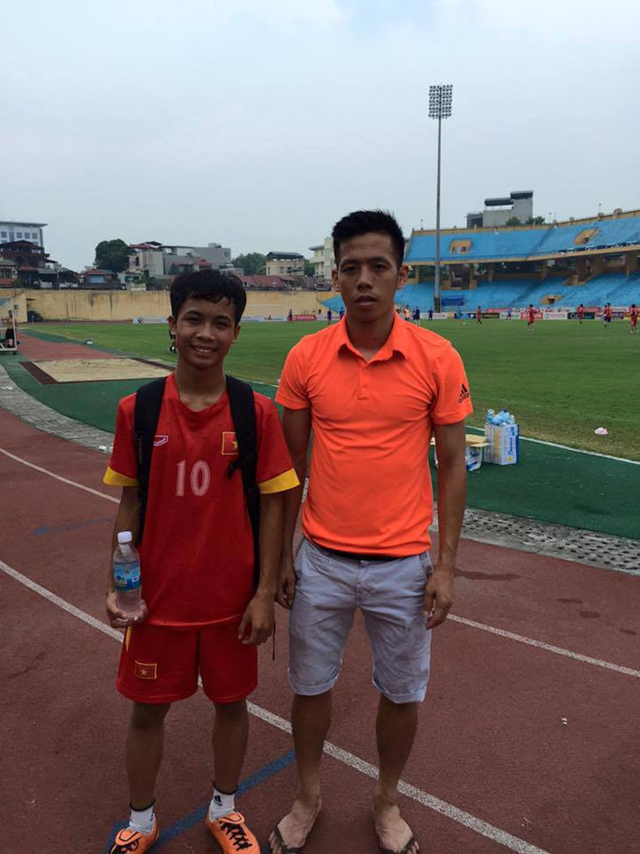Chính vì lòng đam mê nên mỗi giờ được nghỉ học, Thanh Bình thường đạp xe từ nhà lên sân Hàng Đẫy để xem các cầu thủ T&T Hà Nội tập luyện. Quãng đường từ nhà Thanh Bình đến sân Hàng Đẫy rơi vào khoảng hơn 10km.