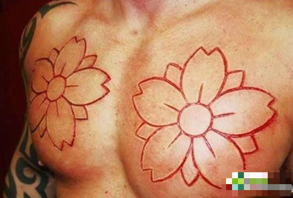 Để thực hiện một hình xăm khoét thịt thì trước tiên phải làm vệ sinh thật sạch vùng da định xăm bằng cồn sát trùng, sau đó dán mẫu đề can mà khổ chủ đã chọn rồi dùng dụng cụ chuyên dụng tỉ mẩn lột từng mảng da theo đề can dán sẵn, cùng sự hỗ trợ của thuốc giảm đau.