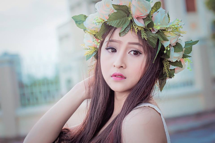 Với tính cách năng động, năm thứ 2 đại học, 9X nấm lùn tiếp tục phát huy năng lực bằng việc quay clip, làm mẫu ảnh, kinh doanh online.
