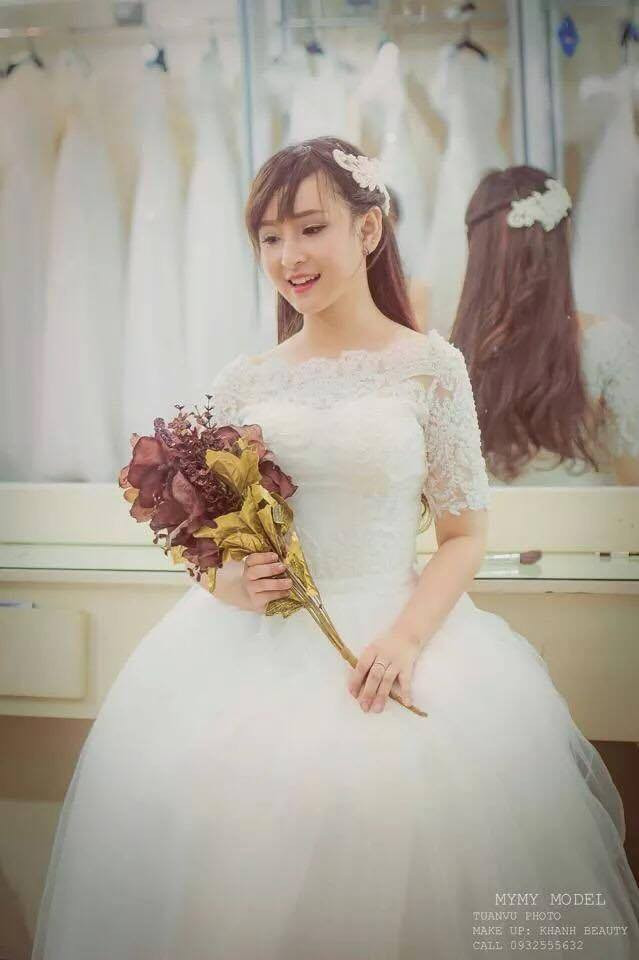 Không chỉ có năng khiếu trong nghệ thuật, Kiều My còn có thành tích học tập ấn tượng ở trường. Cô gái có chiều cao nấm lùn này được thầy cô nhận xét thông minh, nhanh nhẹn học đều các môn. Thời trung học, 9X từng đạt giải nhất kỳ thi học sinh giỏi Địa lý, Tiếng Anh và Ngữ văn.