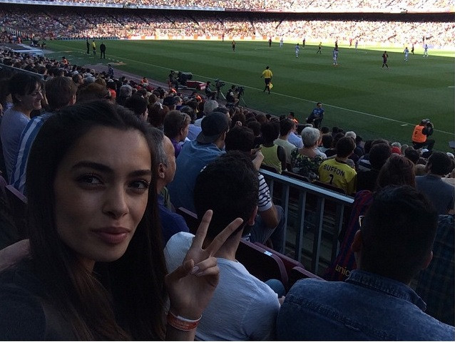 Trên Instagram của mình, chân dài cao 1m80 đã đăng một bức ảnh cổ vũ Barca.