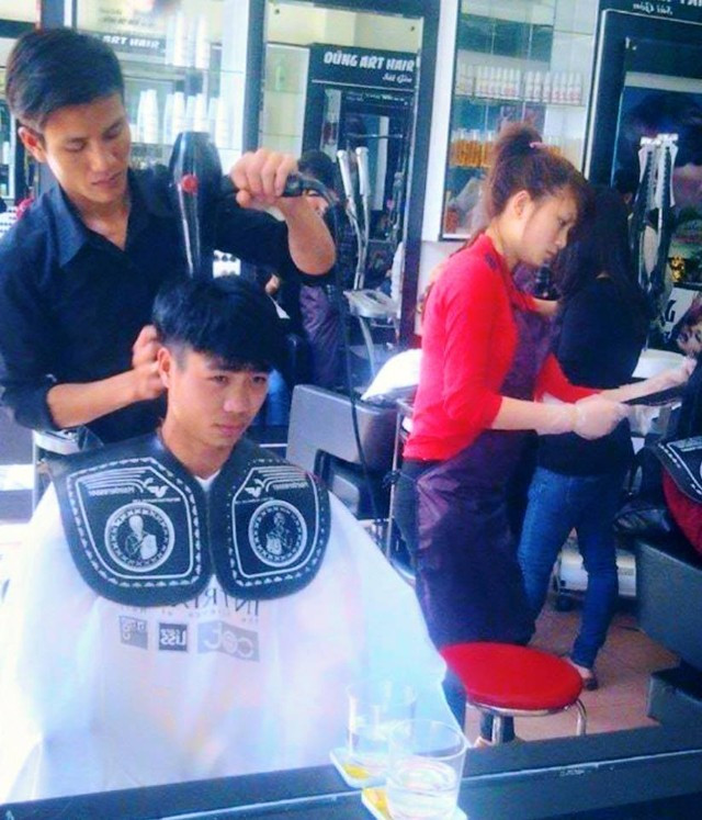 Nhưng kể từ đó, Công Phương liên tục "tịt ngòi". Trước khi lên đường ra Hà Nội để đá lượt đi V.League 2015 với CLB Hà Nội T&T, anh đã trình làng mái tóc mới và theo nhiều người nó giống với kiểu đầu của siêu sao bóng đá Cristiano Ronaldo.