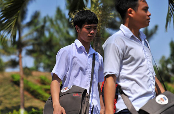 Sau khi xuất hiện lần đầu với U19 Việt Nam với mái tóc dài này, Công Phượng quay trở về đại bản doanh Hàm Rồng (Pleiku) với kiểu tóc gọn gàng để chuẩn bị thi tốt nghiệp THPT.