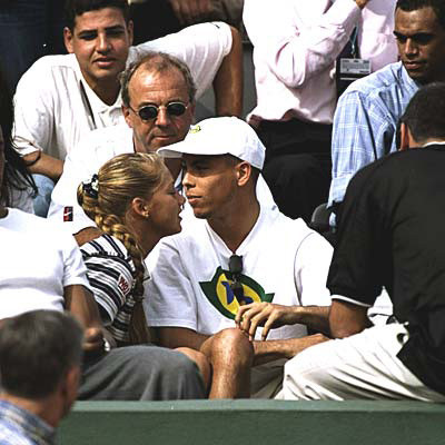 Theo tiết lộ của một số nhà báo, Ronaldo từng có thời gian "qua lại" với hoa hậu làng quần vợt, Anna Kournikova. Thậm chí, không ít lần cựu cầu thủ Inter Milan đã thuê chuyên cơ sang Nga để thăm và tán tỉnh người đẹp.
